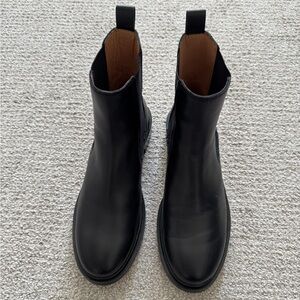Madewell black Chelsea boots size 8 but run small